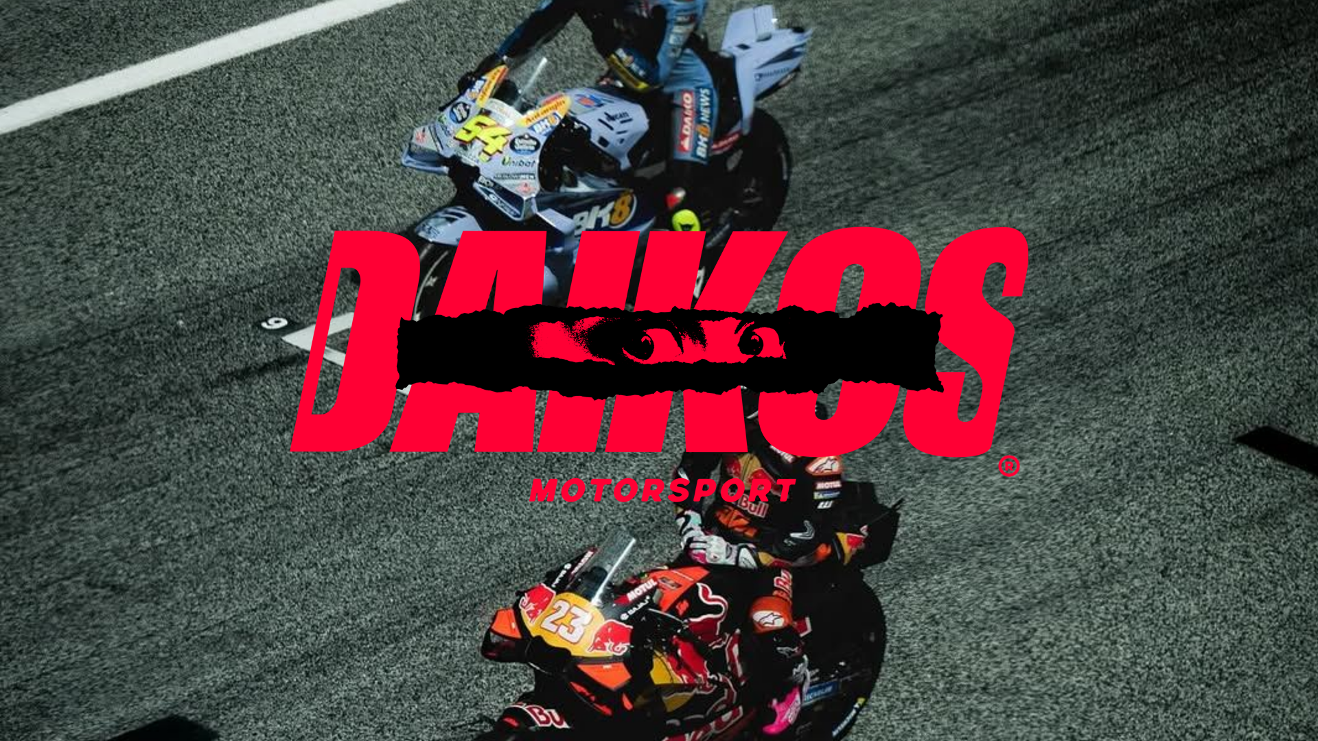 Bannière DAIKOS Motorsport avec pilotes de moto sur circuit, univers racing et streetwear inspiré de la vitesse