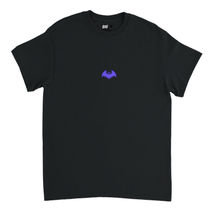 T-shirt DAIKOS SKULL logo violet en forme de chauve souris, symbole nocturne et streetwear motorsport