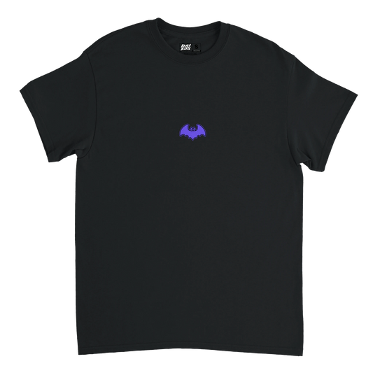 T-shirt DAIKOS SKULL logo violet en forme de chauve souris, symbole nocturne et streetwear motorsport
